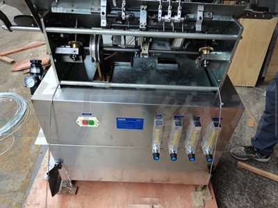 出口國外的安瓿拉絲灌封機(jī) 出口國外的安瓿拉絲灌封機(jī)